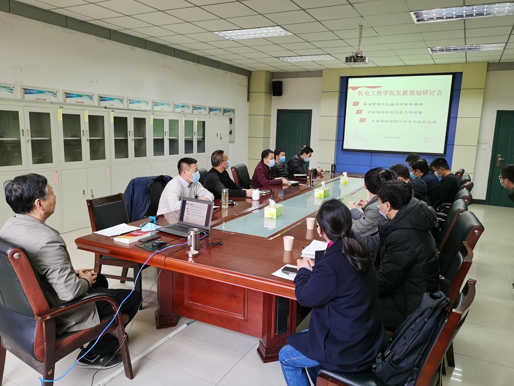 葛正浩首先带领大家学习领会十九届五中全会精神,然后介绍了中国轻工