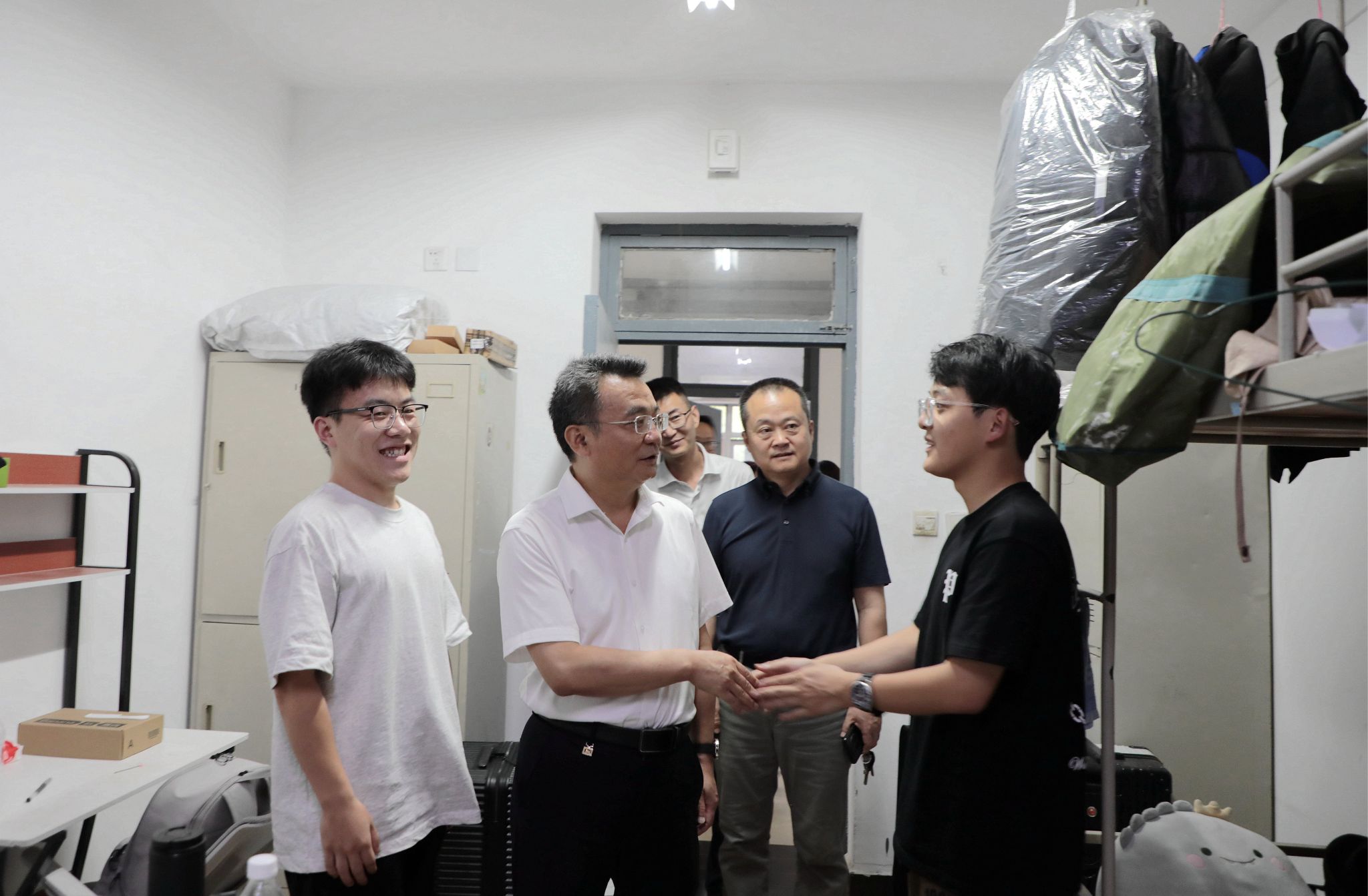 陕西科技大学领导深入学生公寓慰问送别毕业生