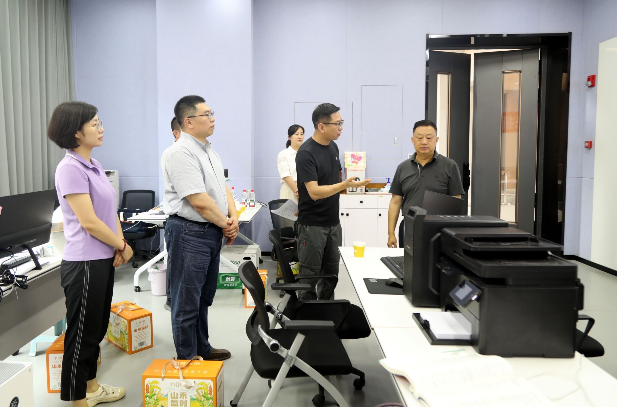 校长黄剑锋调研本科招生录取工作并慰问工作人员